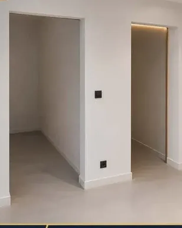 Mêmes mur et portes après rénovation ACJ : mur lissé et peint, portes finies