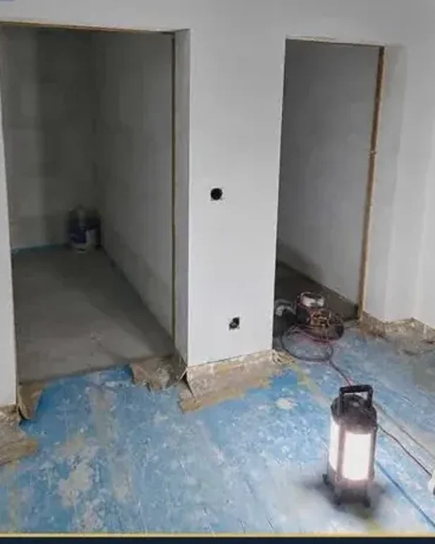 Mur et portes avant rénovation : plâtre brut, portes non finies