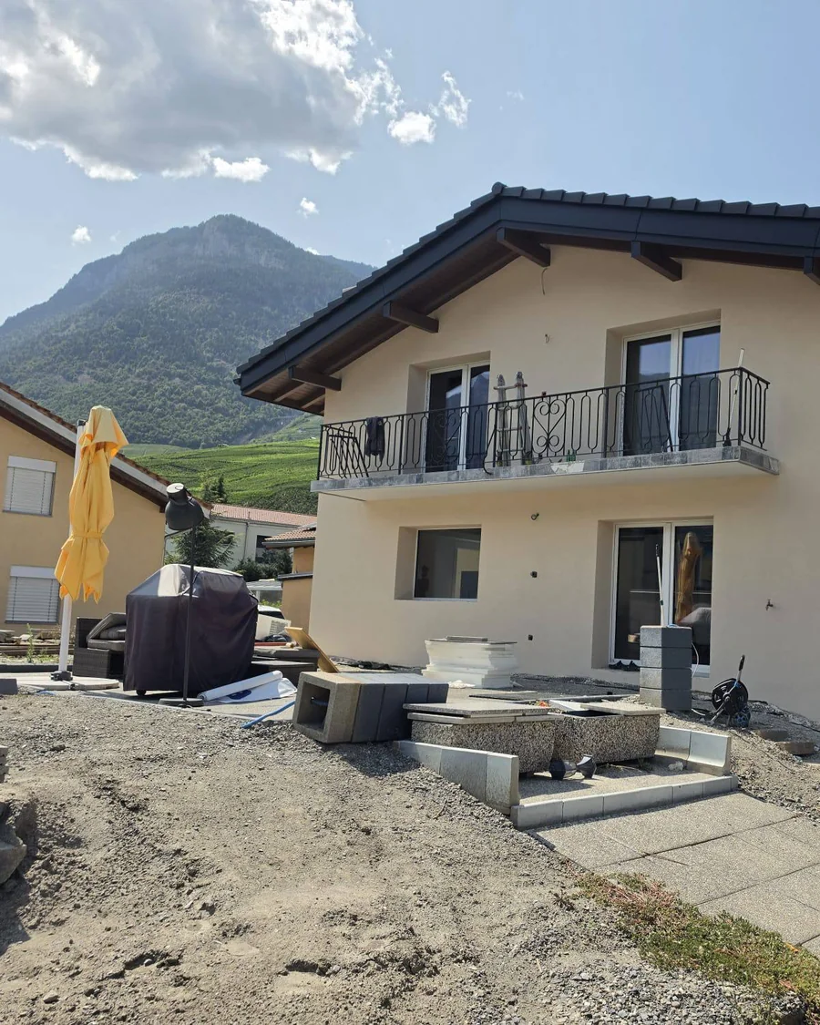 Même villa après travaux ACJ : façade crépie et finie, teinte claire
