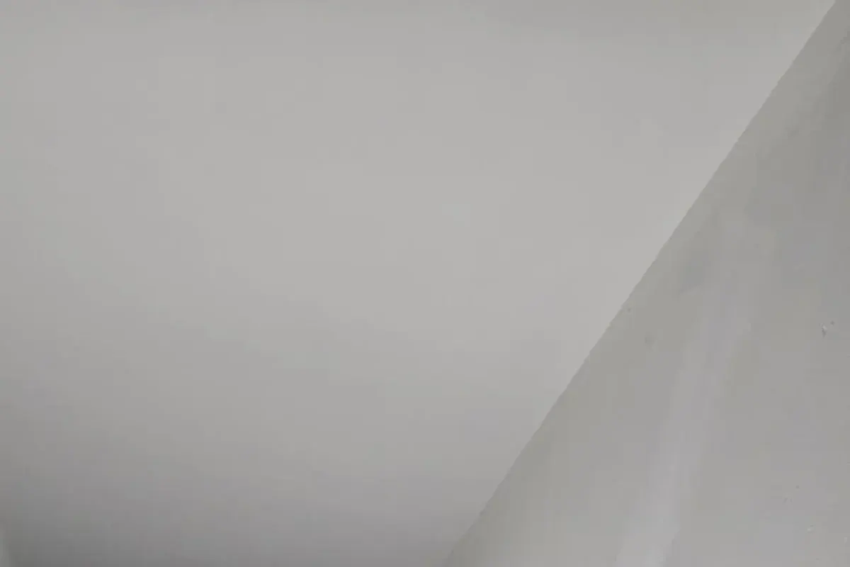 Plafond et murs intérieurs lissés, finition blanche impeccable