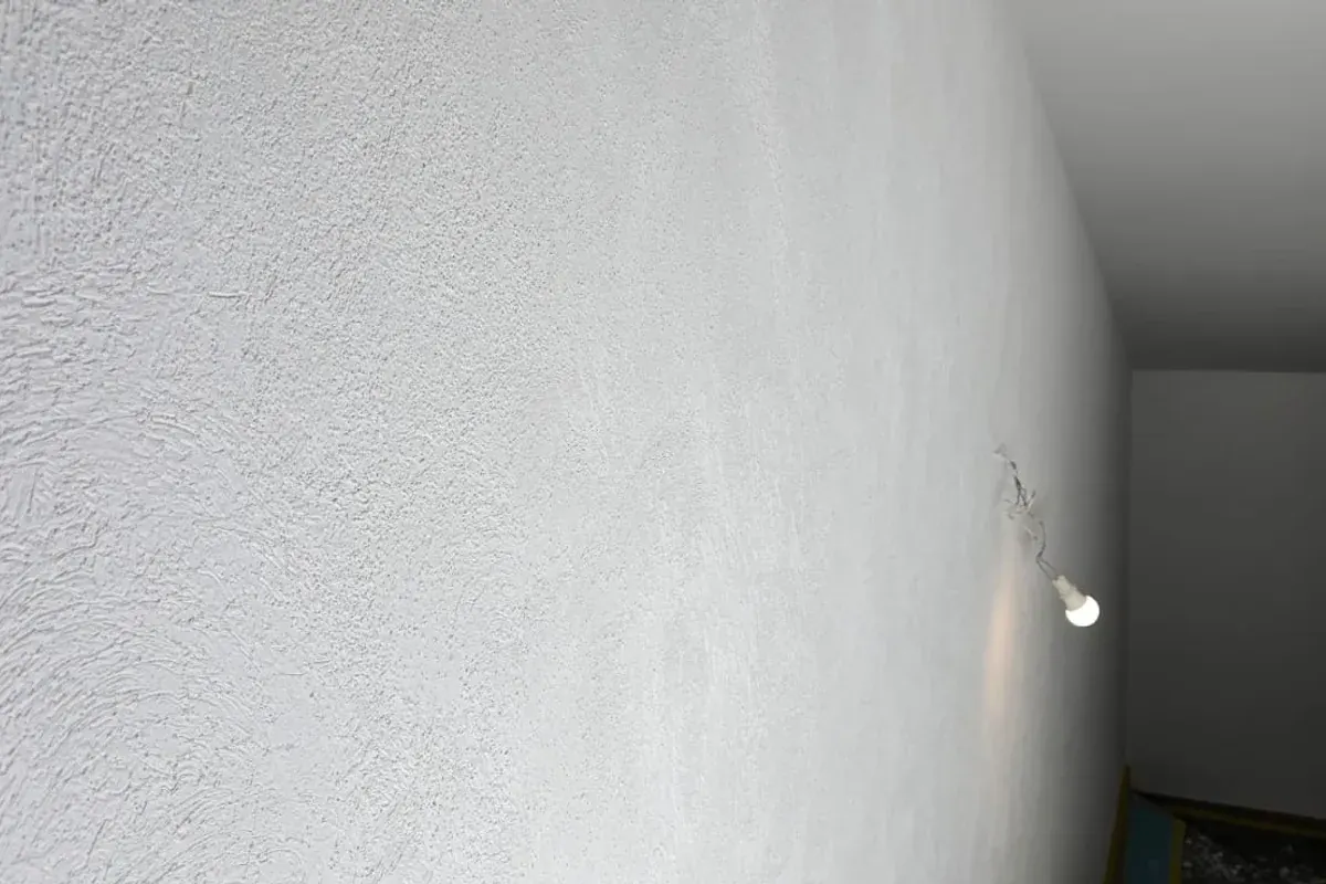 Mur en crépi taloché blanc, finition détaillée