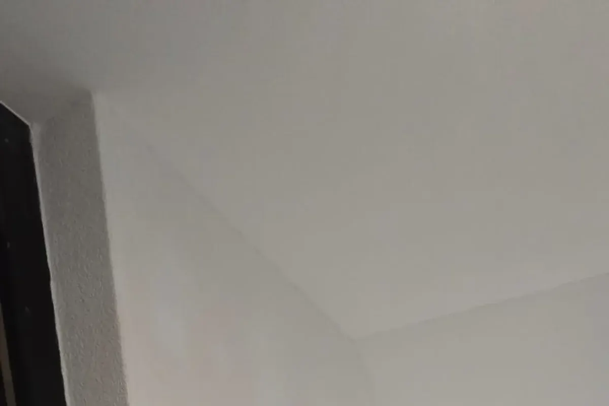 Angle mur et plafond en crépi blanc, finition nette